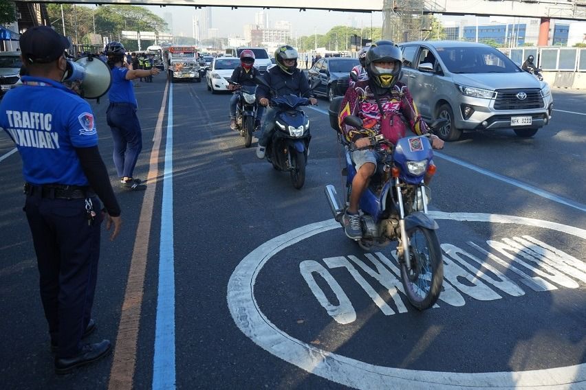 moto lanes along Commonwealth