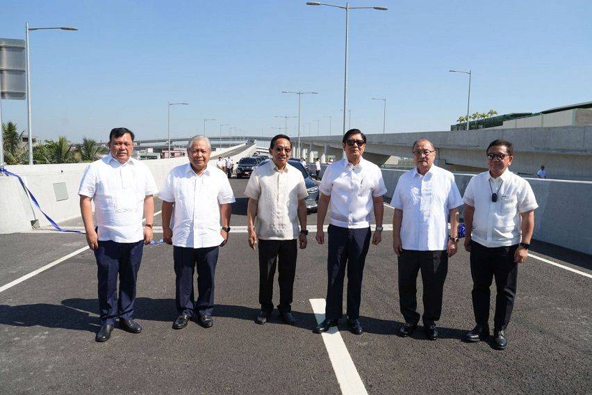 MPTC President Rodrigo Franco, DOTr Sec. Jaime Bautista, DPWH Sec. Manuel Bonoan, President Ferdinand Marcos Jr., MPIC Chair Manuel Pangilinan, NLEX President Luigi Bautista