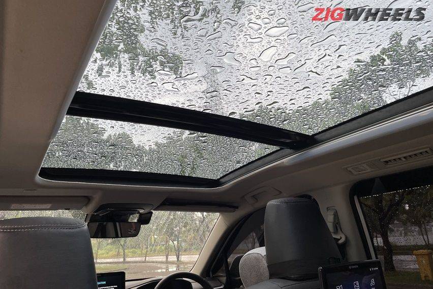 panoramic sunroof Innova Zenix Q Hybrid