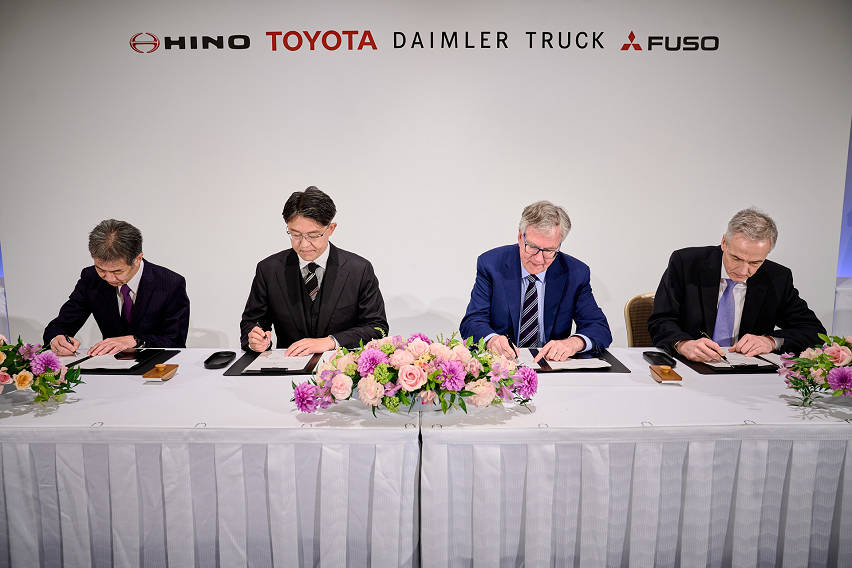 mitsu fuso hino merging 1