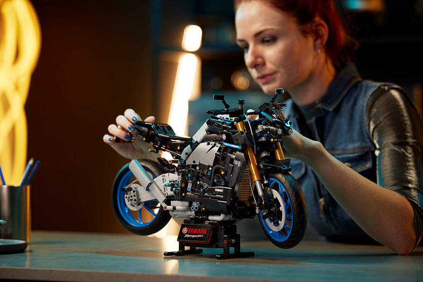 This Lego Technic Yamaha MT-10 SP features a detailed engine, gearbox