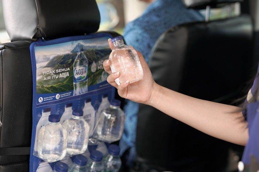 Bluebird dan Aqua Berkolaborasi Menyediakan Air Minum di Dalam Taksi Bluebird dan Aqua