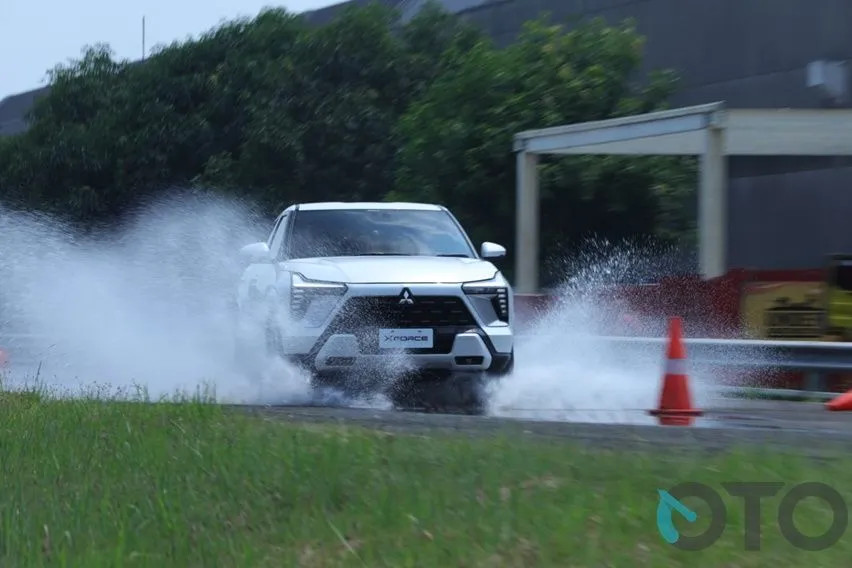Program Rainy Campaign dan Kilau Tahun Baru Kembali Ditawarkan Mitsubishi Mitsubishi XForce musim hujan
