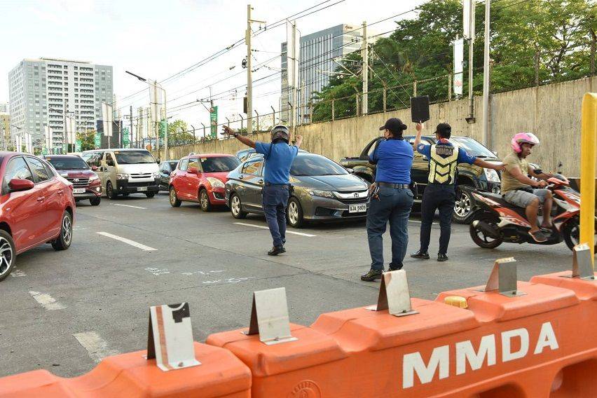 MMDA at EDSA-Kamuning Flyover