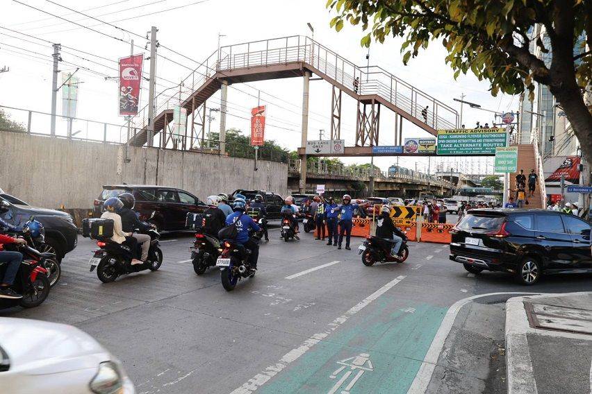 MMDA at EDSA-Kamuning Flyover