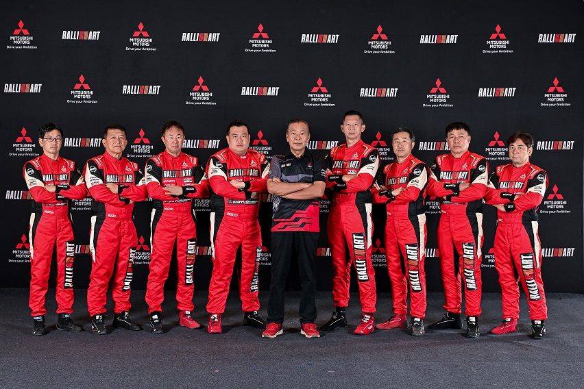 Mitsubishi Triton AXCR driver lineup