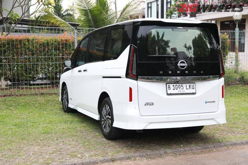 Nissan serena belakang