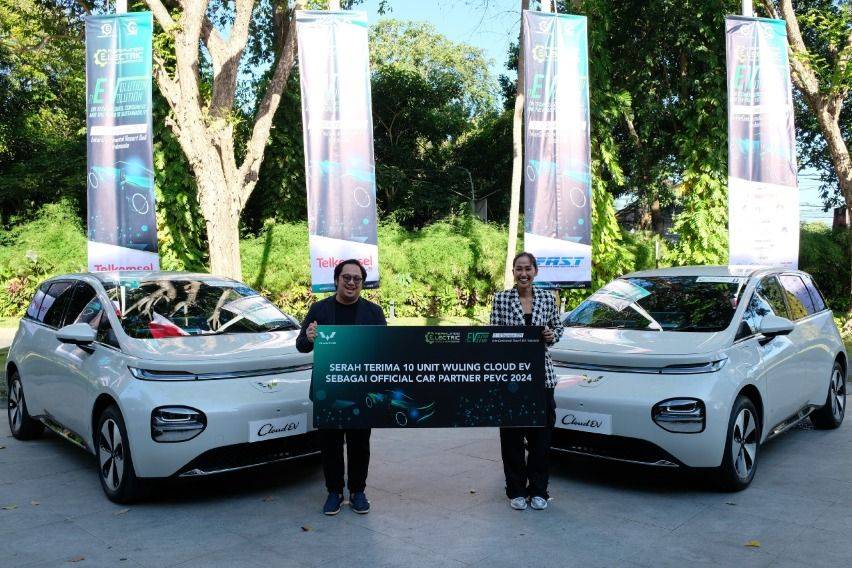 Wuling Serahkan 10 Unit Cloud EV untuk Periklindo Electric Vehicle Conference (PEVC) 2024