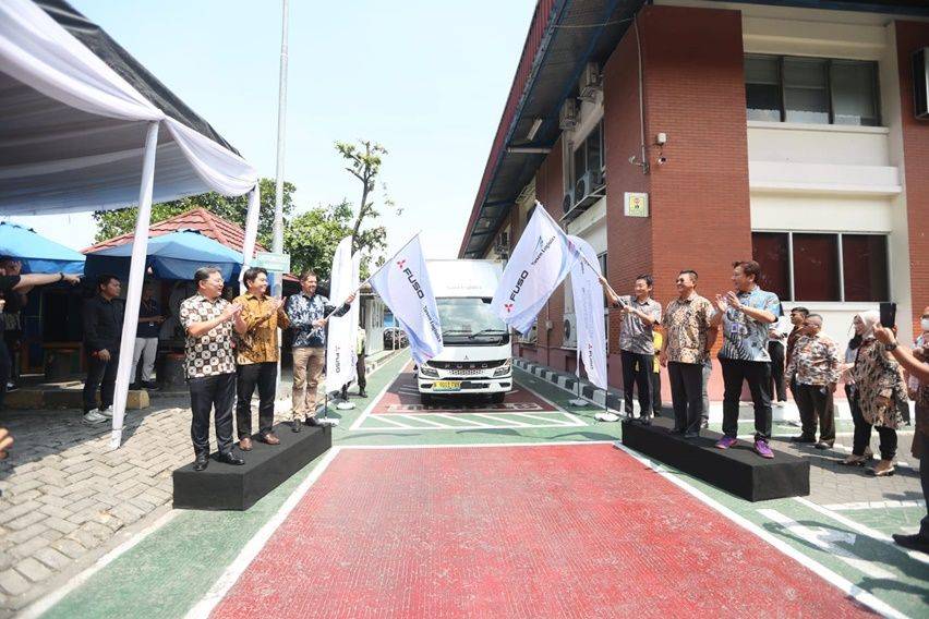 Fuso eCanter Jadi Truk Listrik Pertama yang Beroperasi di Indonesia