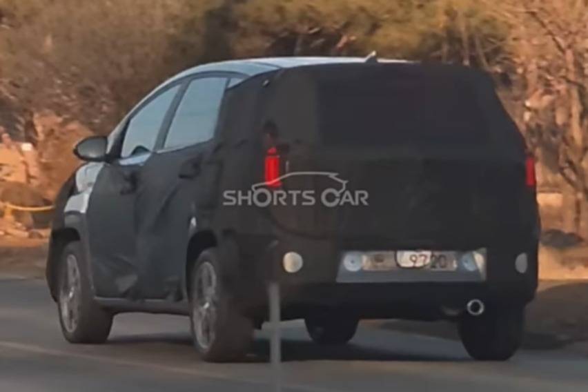 Hyundai Stargazer Cartenz Spy Shot