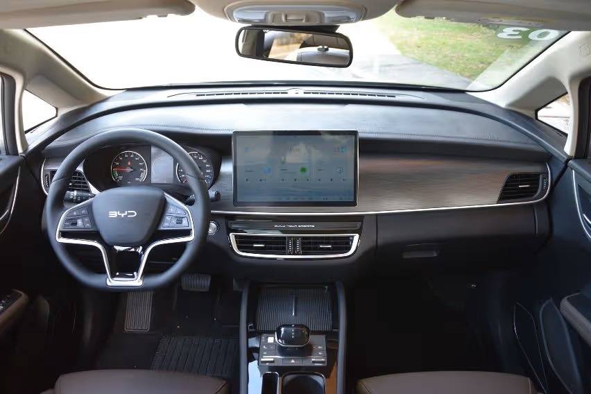 BYD eMAX7 dash