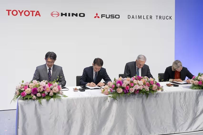 Daimler Bersama Toyota Resmi Gabungkan Mitsubishi Fuso dan Hino
