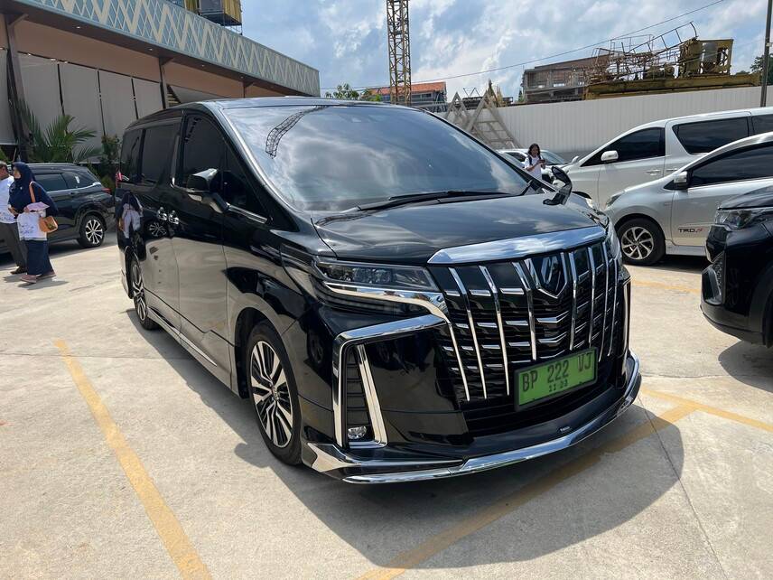 Toyota Alphard pelat hijau