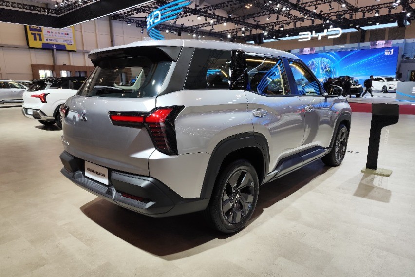 desain belakang Mitsubishi Destinator GLS CVT