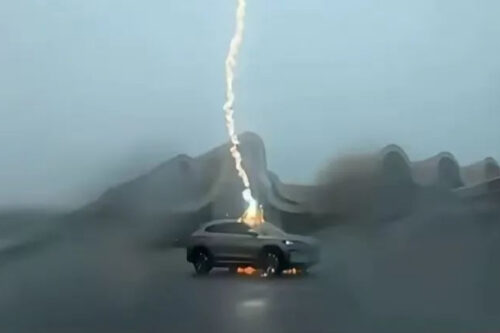 Mobil BYD Tersambar Petir, Tak Alami Kerusakan Berarti