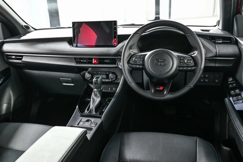 Interior Toyota Vios Hybrid GR-S