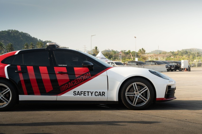 Porsche Panamera Safety Car