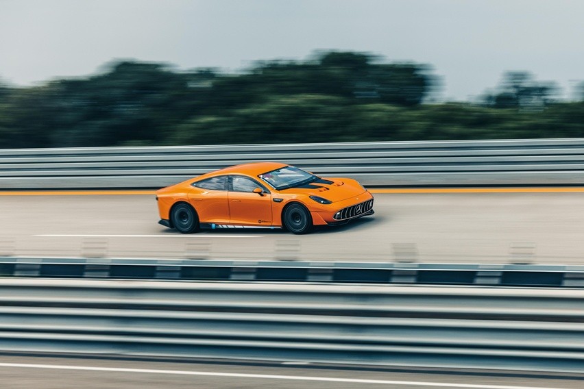 Mercedes-AMG dan Michelin Tempuh 40.075 Km Kurang dari 8 Hari Mercedes-AMG dan Michelin Tempuh 40.075 Km Kurang dari 8 Hari