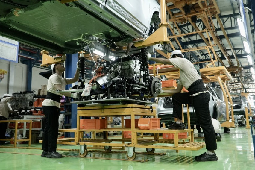 Perakitan Geely di pabrik Handal Indonesia Motor Purwakarta