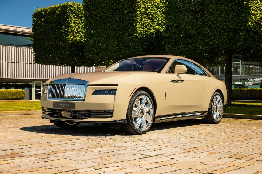 Rolls-Royce Spectre Bailey: EV Bespoke yang Jadi Tribut Penuh Cinta untuk Sahabat Berbulu