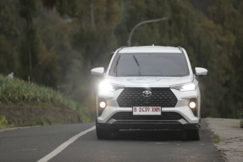 Veloz Hybrid EV Lintas Nusa, Menakar Efisiensi Bahan Bakar dan Kapabilitas sebagai Kendaraan Keluarga 7-Penumpang Jarak Jauh 