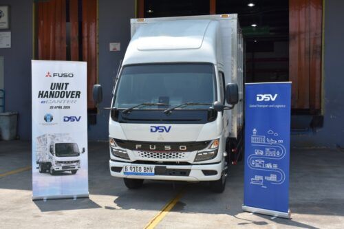 KTB Fuso Salurkan Truk Listrik eCanter kepada Takari Kokoh Sejahtera