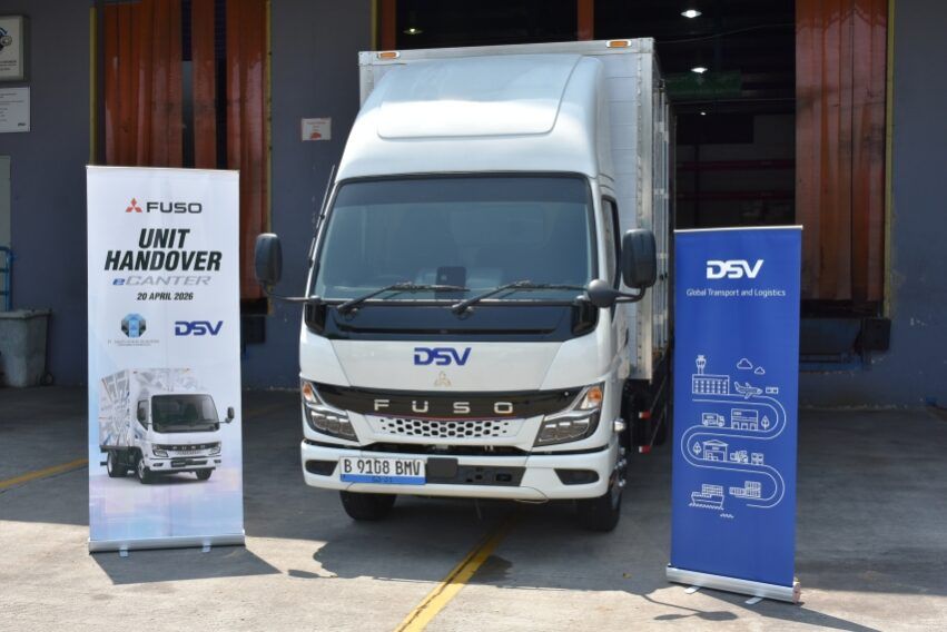 KTB Fuso Salurkan Truk Listrik eCanter kepada Takari Kokoh Sejahtera