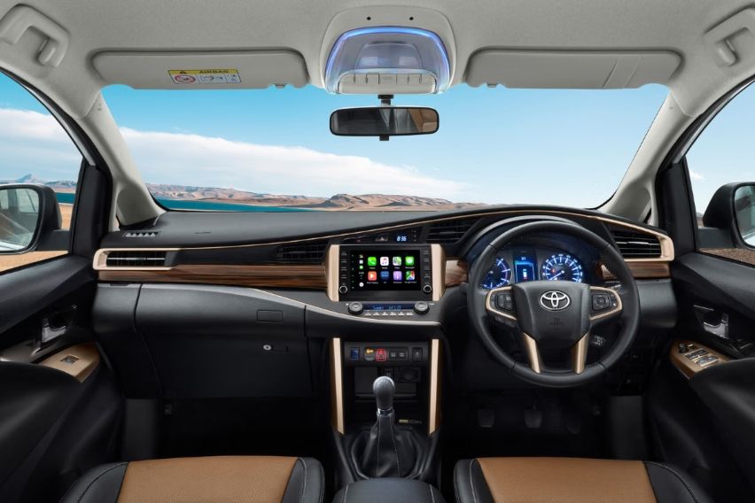 Interior Innova Crysta