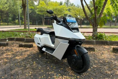 Indonesia Jadi Pasar Pertama di Dunia, Motor Listrik Pintar Omoway Omo X Resmi Meluncur